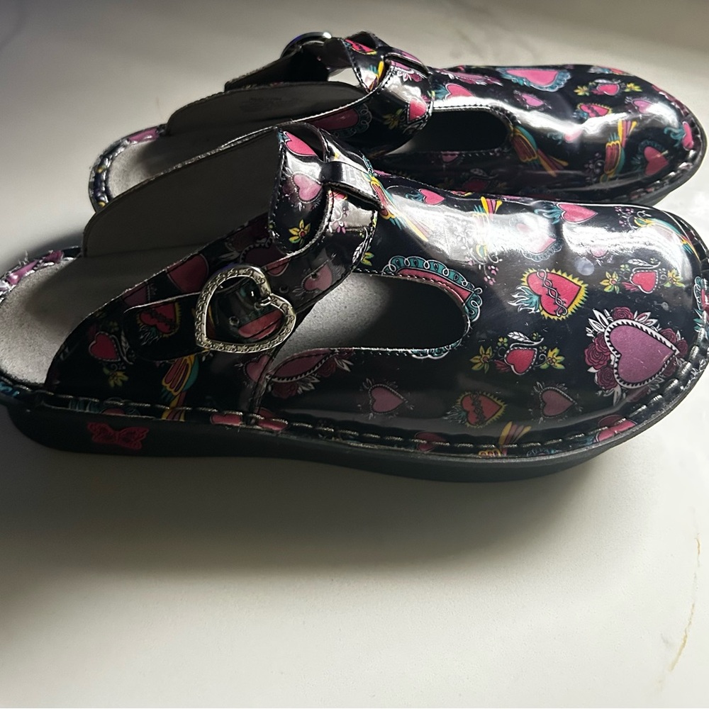 Algeria Heart Patterned Clogs with Buckle